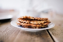 Gofry z sosem z rabarbaru, truskawek,