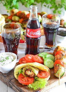 Grillowane klopsiki z mozzarellą i cukinią na patyczkach