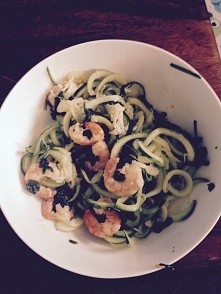 courgetti/zoodle (cukinia w kształcie makaronu spaghetti) z krewetkami i szpinakiem ♡♡