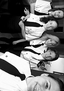 Obraz dziewczyn delikatne, bezbronnej A jednak silnej i pełnej wiary. Bo strażackie  serce nigy nie umiera  ♡