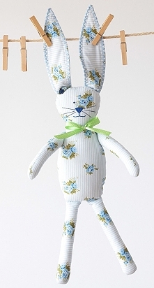 ...króliczek w niebieskie róże...