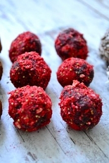 Truskawkowe trufle bez dodatku cukru. Przepis po kliknięciu w zdjęcie.