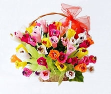 Słodki kosz z cukierków i kwiatów z krepiny, idealny prezent na komunie, podziękowanie dla rodziców. Różne ilości 
Więcej na kwiatyupominki.net