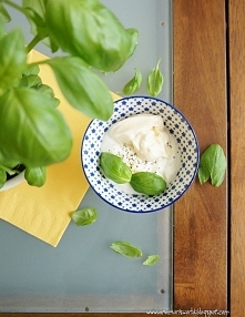 Sos czosnkowy dodatek do grilla
- 2 łyżki jogurtu typu greckiego,
- 1 łyżka majonezu,
- 1 ząbek czosnku,
- świeża bazylia (kilka listków),
- sól, pieprz, cukier.
Czas przygotowa...