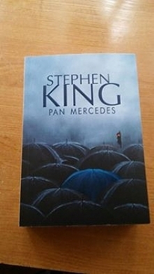 "Mroźnym świtem, w przygnębiającym mieście na Środkowym Zachodzie setki zdesperowanych bezrobotnych ludzi stoi w kolejce w oczekiwaniu na targi pracy. Bez ostrzeżenia, samo...