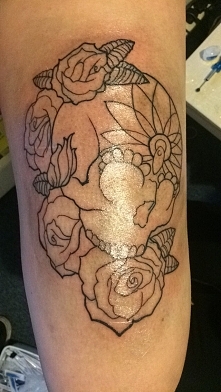 moje kolejne arcydzieło, czasem zastanawiam sie czy nie za duzo juz tych tatuaży a potem myśle sobie : "co ty poerdo**sz"... zastanawiam sie nad kolorami :)