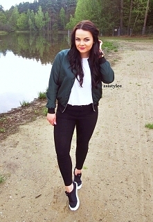 Bomberka: ROMWE
Buty: bonprix

Więcej na blogu: asistylee.blogspot.com