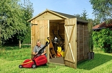 Drewniana szopa z dachem pokrytym gontem