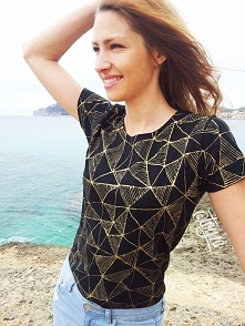 Ręcznie malowana koszulka, tył i przód;
100% bawełna;
Na zamówienie, zapraszam ;)