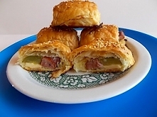 Pyszna, prosta przekąska z ciasta  francuskiego i....