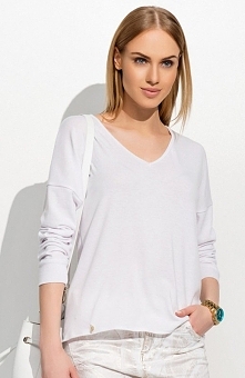 Makadamia M304 sweter biały Klasyczna propozycja, luźny fason, dekolt w serek, długi rękaw