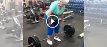Ma 78 lat i podnosi 100-kilogramową sztangę z łatwością! (wideo)