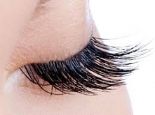 Przedłużanie rzęs metodą 1:1 polega doklejeniu ( zagęszczeniu rzęsy ) do każdej pojedynczej, naturalnej rzęsy jej dłuższej, grubszej, odpowiednio podkręconej wersji.Koszt zabieg...