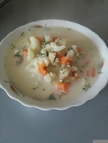 Kalafiorowa w moim wykonaniu. Już się szykuje na dokładkę, uwielbiam zupy! :)