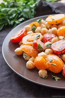 Sałatka z cieciorką, pomidorkami i pastą tahini
Składniki (na 2 porcje):
150 g cieciorki (ugotowanej lub konserwowej)
10 sztuk czerwonych pomidorków
10 sztuk pomarańczowych pomi...