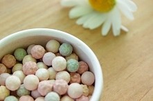 Naturalne kuleczki rozświetlajace Couleur Caramel. Dowiedz się więcej na couleurcaramel.pl