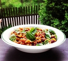 na talerzu wylądował bezglutenowy makaron z sosem meksykańsko - włoskim (pomidory, kukurydza, fasola, oliwki i świeża bazylia)
. 
Jak wam się podoba? .