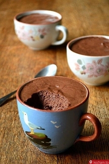 Składniki:
- 4 łyżki cukru
- 3 łyżki mleka
- 2 łyżki kakao
- 4 łyżki mąki
- jedno jajko

Przygotowanie jest bajecznie proste. Wszystkie składniki wrzucamy do miski i mieszamy aż...