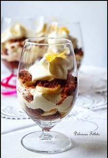 Pomysłowy deser Składniki: 330 g kremówki 30%, 1 łyżka cukru pudru, 6 łyżek kremu limonkowego, 100 g ciasteczek czekoladowo-owsianych, 2 banany, 1/2 soku z cytryny, otarta skórk...