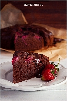 Ciasto czekoladowe z truskawkami