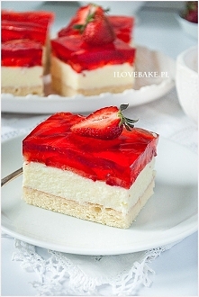 Biszkopt z truskawkami i kremem budyniowym