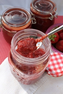 Dżem truskawkowy bez cukru, z dodatkiem nasion chia.