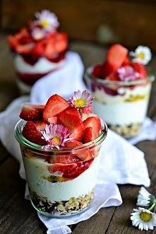 Truskawkowa fantazja - deser jogurtowy z marakują i truskawkami