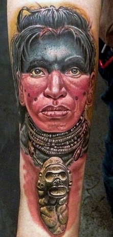 indianin tatuaż na ręce