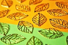 Złote blaszki w kształcie liści. Albo do biżuterii, albo do zdobienia kartek, albo... do bycia ślicznymi. Na przykład w ozdobnym słoiczku. :)