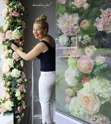 Kasia z pracowni tendom.pl upina kwiatową girlandę w salonie Lush Bar w Poznaniu