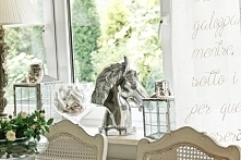 dekoracje  salonu w stylu Hampton, dekoracyjna figura  - głowa konia, dekoracyjne zasłony