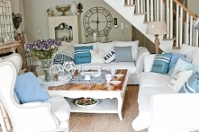 dekoracje  salonu w stylu Hampton - dekoracyjne poduszki, sztuczne kwiaty, piękne kanapy