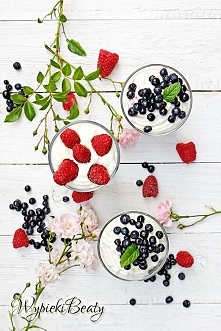 Mus z białej czekolady z owocami