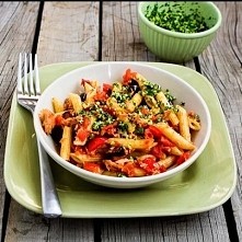 Składniki:

– ½ opakowania makaronu razowego penne

– łyżka oliw z oliwek

– ½ cebuli

– 1 ząbek czosnku

– 150g pomidorów w puszce

– 120g tuńczyka w sosie własnym

– suszone o...