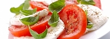 CAPRESE - SAŁATKA CAPRESE
Słynna włoska sałatka z pomidorów, mozzarelli i bazylii.

SKŁADNIKI

2 pomidory
1 kulka mozzarelli (125 g)
kilkanaście liści bazylii
szczypta suszonego...