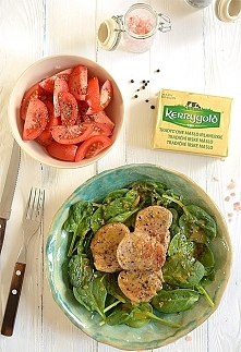 Polędwiczki wieprzowe w sosie maślano-winnym na szpinaku


Składniki
2 polędwiczki wieprzowe o łącznej wadze około 80 dag
10 dag zimnego masła Kerrygold pokrojonego na kostkę o ...