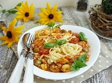 Makaron na ostro z chili i oliwkami

Składniki:

40 dag makaronu
1/2 kg podudzi kurczaka bez skóry i kości
1/2 sztuki pora
1 słoik sosu pomidorowego z bazylią
7 sztuk pomidorków...