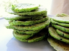 Potrawy Półgodzinne: Zielone placki jaglane składniki na ok. 20 małych placków 1 szklanka ugotowanej kaszy jaglanej garść posiekanej natki pietruszki lub innej zieleniny 1 jajo ...