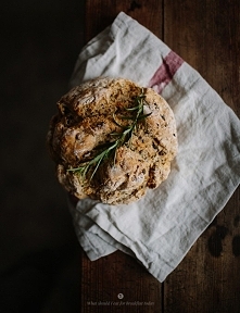 Chleb z rozmarynem, rodzynkami i migdałami