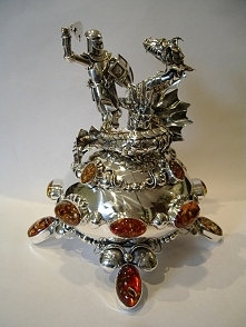 Rycerz i smok - cukiernica srebrna wykonana ręcznie.