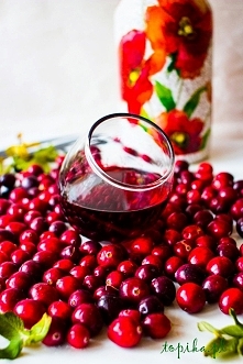 Nalewka żurawinowa Najlepsze są owoce żurawiny błotnej, domowa, hodowlana żurawina wielkoowocowa jest twardsza i mniej soczysta. Niektórzy żurawinę przemrażają ze względu na lek...