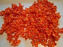 Ręcznie robione kwiatuszki do dowolnego wykorzystania. Idealne jako ozdoba ubrań, wazonu, gumek do włosów, decoupage :)
Dostępne w każdym kolorze