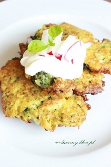 Placuszki z cukinią, brokułem i kurczakiem Składniki: 2 średnie ziemniaki mała marchew mała cukinia pół brokuła 200 g piersi z kurczaka 2 jajka 2 łyżki mąki 1 łyżka sosu sojoweg...