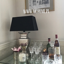 ceramiczna lampa z czarnym abażurem w stylu Modern Classic Home