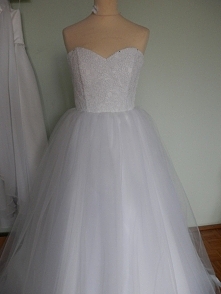 Koronka, tiul, wiązanie gorsetowe, halka... Księżniczka gotowa. Zapraszam do "Moja pracownia" szycie sukni ślubnych.