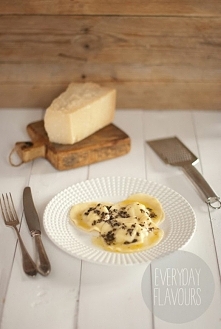 RAVIOLI Z RICOTTĄ W SOSIE TRUFLOWYM.