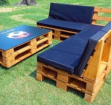 Nadruk na stoliku z palet :...