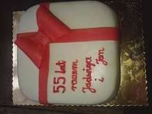 Tort prezent :)
W środku galaretki, brzoskwinie i wiśnie :)