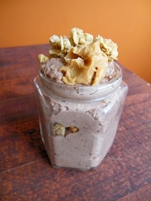 Czekoladowy serniczek jaglany z masłem orzechowym