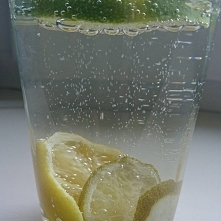 Woda z cytryną i limonką.
To już czwarty taki szot!
Orzeźwiające i oczyszczające.

Cytryna -źródło witaminy C?
Obawami mity.
(kwas askorbinowy E 300). Odporność.
Przy niedobrze ...